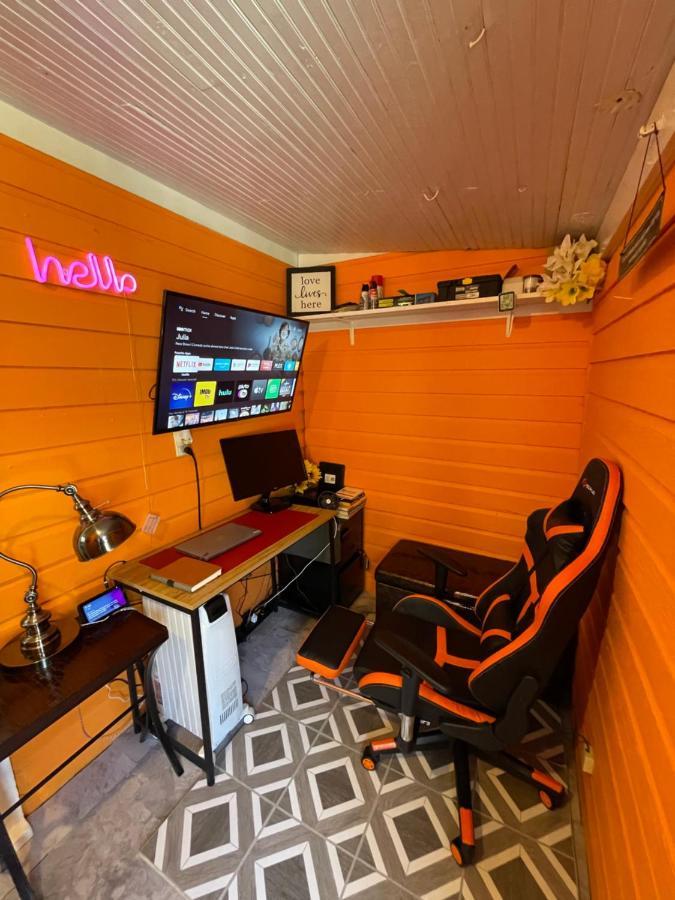 Giggling Creek Cottage - Bedjet! King Sized! Gazebo, 45 Acres, Arcades, Nintendo, More Henry المظهر الخارجي الصورة