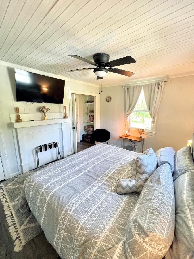 Giggling Creek Cottage - Bedjet! King Sized! Gazebo, 45 Acres, Arcades, Nintendo, More Henry المظهر الخارجي الصورة