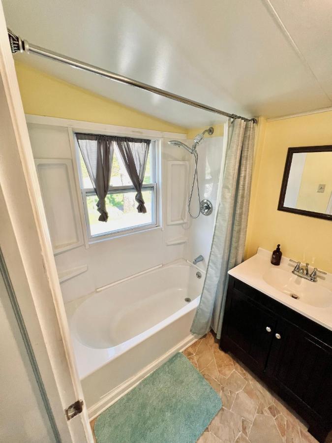 Giggling Creek Cottage - Bedjet! King Sized! Gazebo, 45 Acres, Arcades, Nintendo, More Henry المظهر الخارجي الصورة
