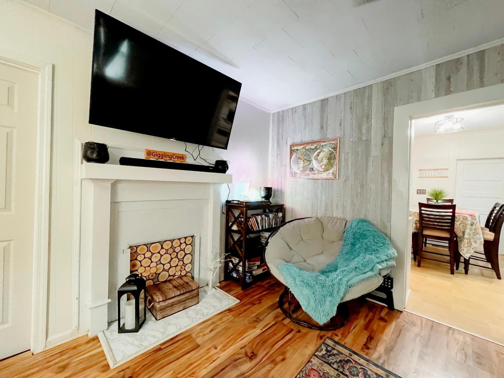 Giggling Creek Cottage - Bedjet! King Sized! Gazebo, 45 Acres, Arcades, Nintendo, More Henry المظهر الخارجي الصورة