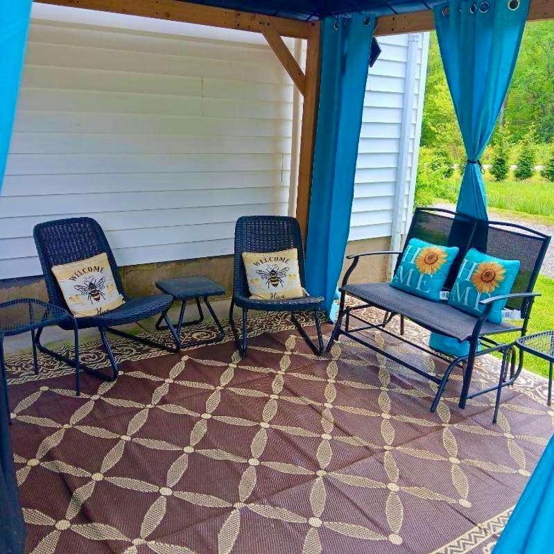 Giggling Creek Cottage - Bedjet! King Sized! Gazebo, 45 Acres, Arcades, Nintendo, More Henry المظهر الخارجي الصورة